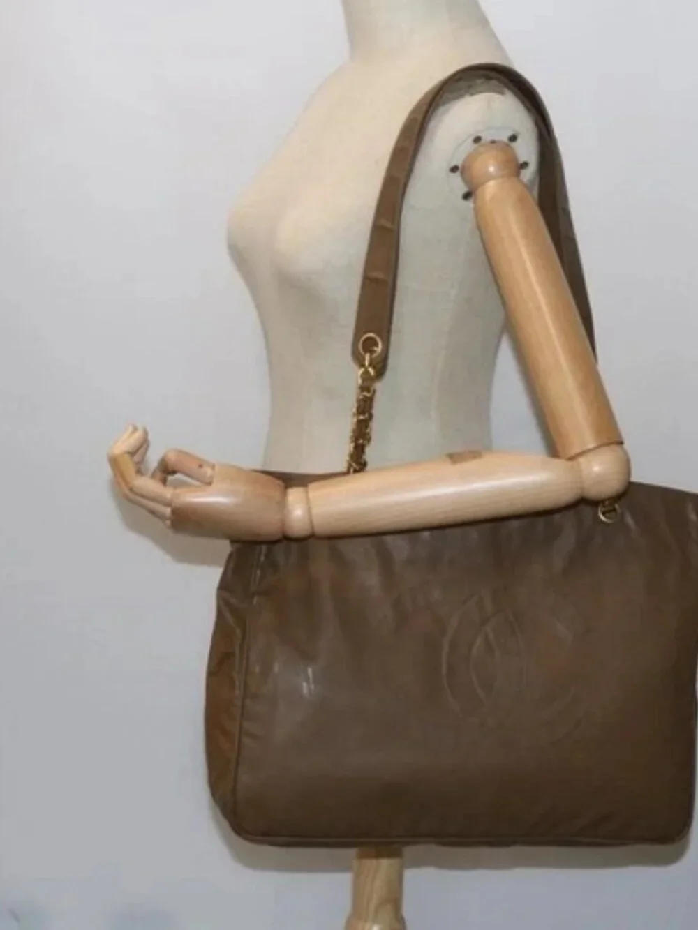 CHANEL brand	chanel color	brown